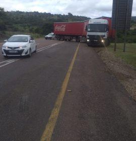 Traffic delays after truck gets stuck on the R71 Magoebaskloof road