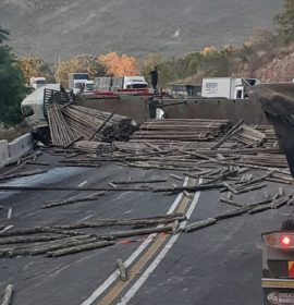 Traffic disruption after truck rollover at Kranspoort pass