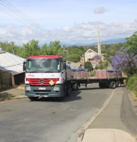 Truck driver gets into difficulty on a steep incline in Oudtshoorn