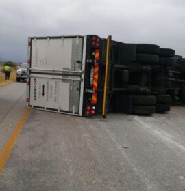 Traffic delays after a truck rollover on the N2 section 10 kilometer marker 48,8E at or near Vlakteplaas