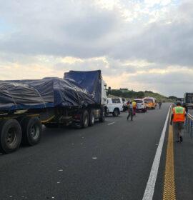 Two trucks collide on the N2 southbound lanes near Mandeni.
