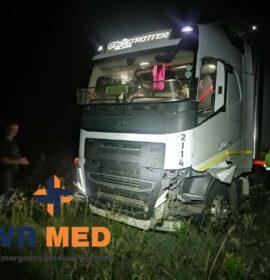 One dead after a truck collided with a stationary vehicle on the N1