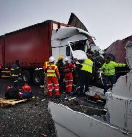 Multiple vehicle collision leaves two dead and three injured on the N17 in Trichardt