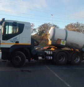 Truck obstructing the Mdantsane Access road in both directions