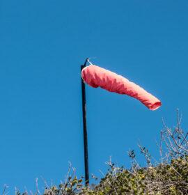 High wind speeds (in excess of 100km per hour) are currently being experienced on Van Reenen Pass between KwaZulu-Natal and the Free State