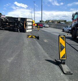 Traffic delays after a truck rollover on the N2 Southbound after the M41