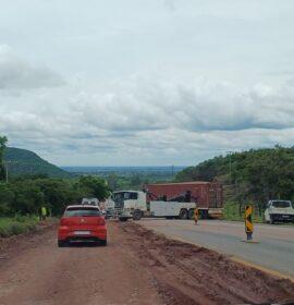 The R101 to Modimolle is temporarily closed at Klein Kariba due to an ongoing truck-recovery operation