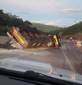 A truck transporting sulfuric acid overturned on the N11 at Kranspoort