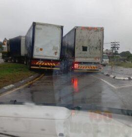 Truck breaks down at the Elim Circle on the N1 North near Louis Trichardt