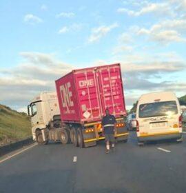 Truck broken down on the N2 Southbound at Twini Hill