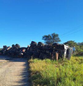 A truck has overturned at the Roedtan-Naboom intersection