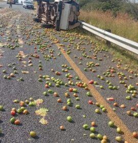 A bakkie transporting tomatoes overturned on the N1 near Louis Trichardt