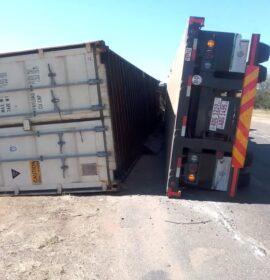 A truck rolled on the R521 at the Waterpoort crossing