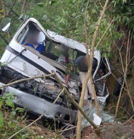 A truck left the roadway and descended down an embankment on the P200 south of Izotsha
