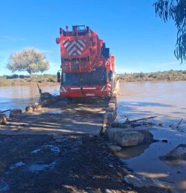 A crane truck has become immobilised on the MR588 at Sakrivier Bridge