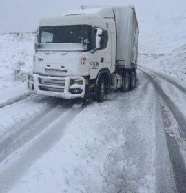 Truck stuck on R617 as RTI confirms snowfall in Kokstad, Underberg, Matatiele, and Clifton around Nottingham Road