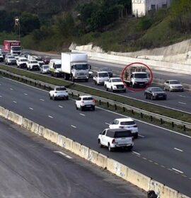 A stationary truck is obstructing the middle lane on the N2 Southbound, before the Umgeni Road Interchange