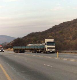 Stationary truck blocks lane on the N1 North near Ysterburg
