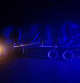 A truck jackknifed while attempting to make a U-turn on the R521