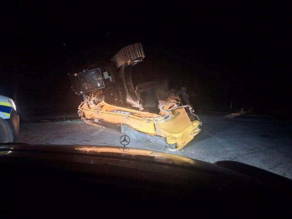 Excavator rolls from abnormal vehicle on the R37 between Chuenespoort and Polokwane