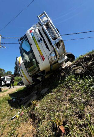 Overturned Truck Looted: Riet River – KZN